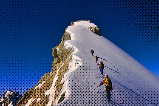 מטפסי הרים על רכס מושלג.